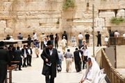Il Muro del Pianto a Gerusalemme: sullo sfondo, Paco Simone con la kippah che bisogna indossare per meditare in silenzio davanti al Muro del Pianto